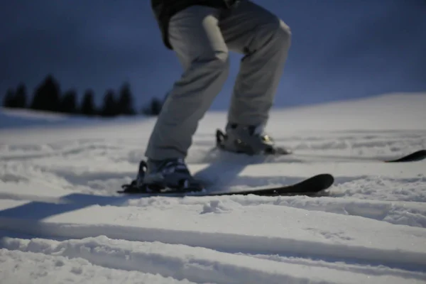 O esquiador monta na neve. Manchas de neve. Trilho de neve no — Fotografia de Stock