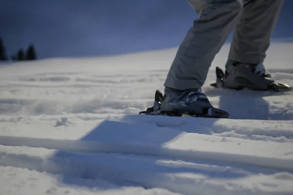 O esquiador monta na neve. Manchas de neve. Trilho de neve no — Fotografia de Stock