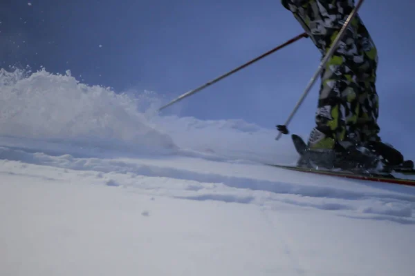 滑雪者在雪地里骑马。飞溅的雪。雪踪 — 图库照片