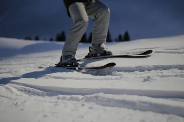 De skiër rijdt in de sneeuw. Spatten van sneeuw. Snow Trail in de — Stockfoto