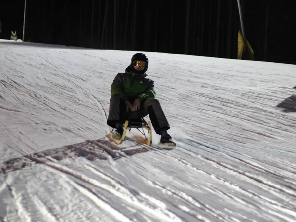 Ludzie są sledding. Śnieżne szlaki w górach. — Zdjęcie stockowe