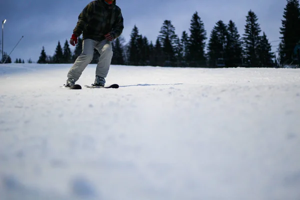 El esquiador cabalga en la nieve. Salpicaduras de nieve. Sendero de nieve en el —  Fotos de Stock