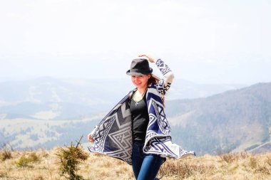Rudy kızı dağlarda bir poncho içinde. Karpat Dağları. Tr