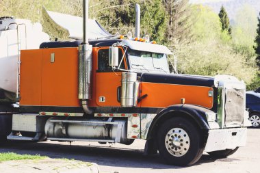 Otoparkta turuncu Amerikan kamyonu. Uzun mesafe kamyon, c