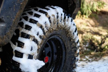 Bataklıkta tekerlekler. Karpat Dağları 'nda Jeep Offroad' da