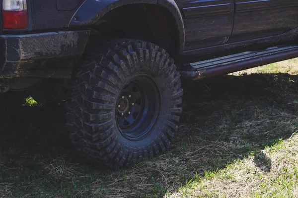 Wheels in the marsh. Offroad on Jeep in the Carpathian Mountains — Stock Photo, Image