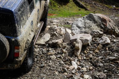 Bataklıkta tekerlekler. Karpat Dağları 'nda Jeep Offroad' da