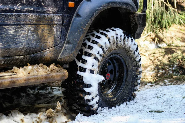 Kola v bažině. Offroad na džípu v Karpatech — Stock fotografie