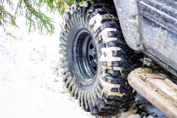 Ruedas en el pantano. Offroad en Jeep en las montañas Cárpatos — Foto de Stock