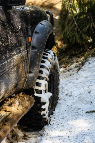 Ruedas en el pantano. Offroad en Jeep en las montañas Cárpatos — Foto de Stock