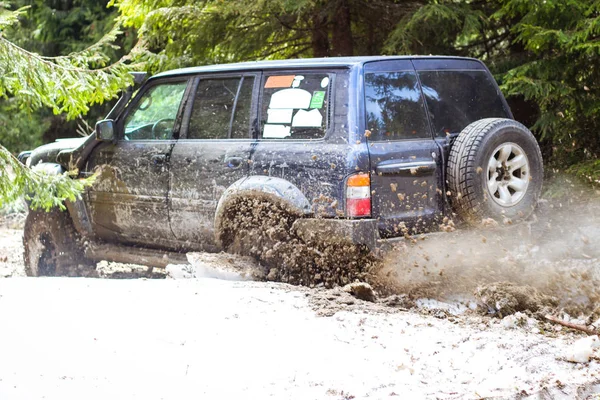 The car runs through the forest. Offroad on Jeep in the Carpathi — Stock Photo, Image