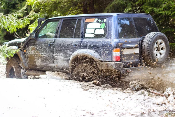 L'auto attraversa la foresta. Offroad sulla Jeep nei Carpazi — Foto Stock