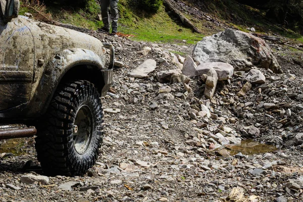 Kerekek a mocsárban. Offroad on Jeep in the Carpathian Mountains — Stock Fotó