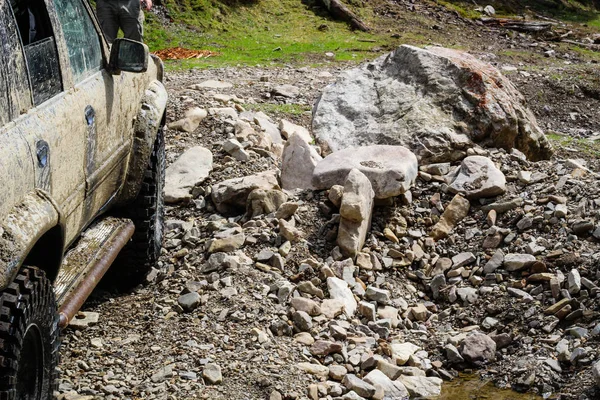 Hjul i träsket. Offroad på Jeep i Karpaterna — Stockfoto