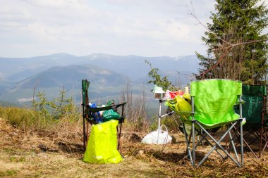 Dağlarda piknik. Katlanır sandalyeler. Jeep üzerinde Offroad içinde 