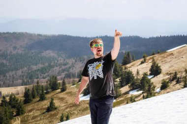 Dağlardaki adam. Karpatlar Dağ gezisi. Kar