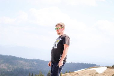 Dağlardaki adam. Karpatlar Dağ gezisi. Kar