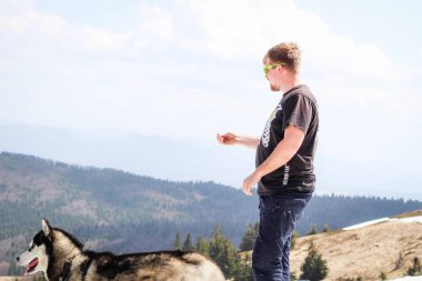 Dağlarda köpeği olan bir adam. Karpatlar Dağ gezisi. Sn