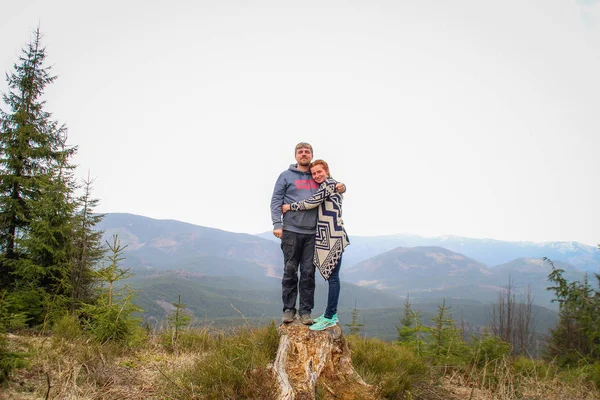 Dağlarda sevgili adam ve kız çift öpücük ve sarılmak. Tra — Stok fotoğraf