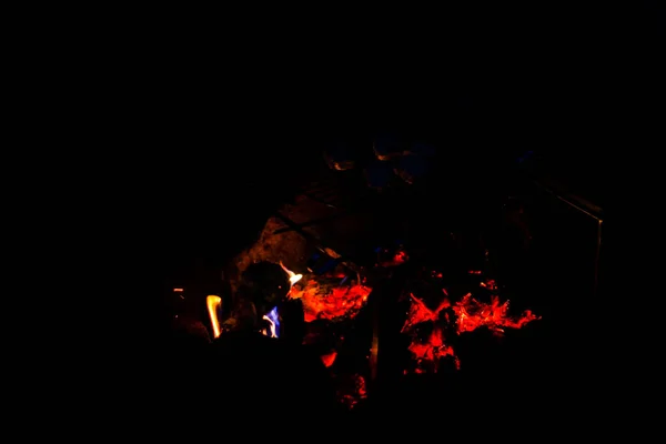 Fire and coal in a dark forest at night. A picnic and a hike to — Stock Photo, Image