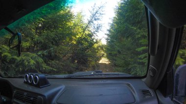 Araba penceresinden dağlara ve ormana bak. Offroa