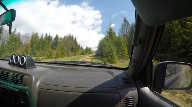 Araba penceresinden dağlara ve ormana bak. Offroa