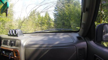 Araba penceresinden dağlara ve ormana bak. Offroa