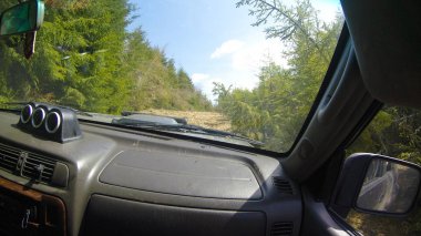 Araba penceresinden dağlara ve ormana bak. Offroa