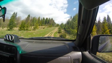 Araba penceresinden dağlara ve ormana bak. Offroa