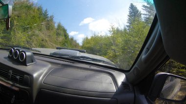 Araba penceresinden dağlara ve ormana bak. Offroa