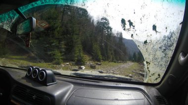 Araba penceresinden dağlara ve ormana bak. Offroa