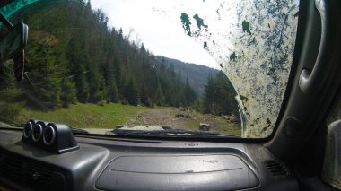 Araba penceresinden dağlara ve ormana bak. Offroa