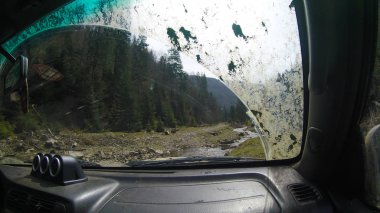 Araba penceresinden dağlara ve ormana bak. Offroa