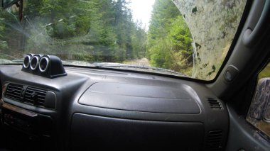 Araba penceresinden dağlara ve ormana bak. Offroa