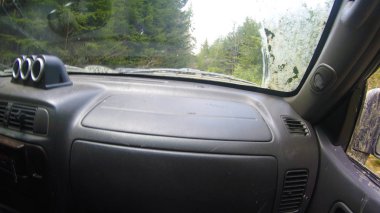 Araba penceresinden dağlara ve ormana bak. Offroa