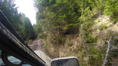 Araba penceresinden dağlara ve ormana bak. Offroa