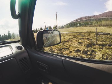 Araba penceresinden dağlara ve ormana bak. Offroa