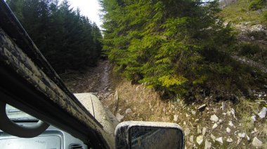 Araba penceresinden dağlara ve ormana bak. Offroa