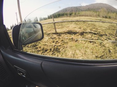 Araba penceresinden dağlara ve ormana bak. Offroa