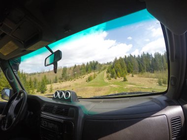 Araba penceresinden dağlara ve ormana bak. Offroa