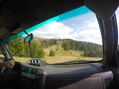 Araba penceresinden dağlara ve ormana bak. Offroa