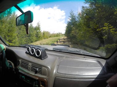 Araba penceresinden dağlara ve ormana bak. Offroa