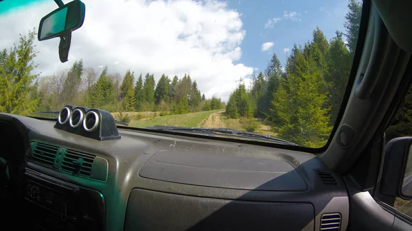 Vista da janela do carro para as montanhas e a floresta. Offroa — Fotografia de Stock