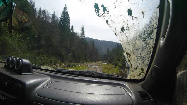 Θέα από το παράθυρο του αυτοκινήτου στα βουνά και το δάσος. Εκτός ιρόα — Φωτογραφία Αρχείου