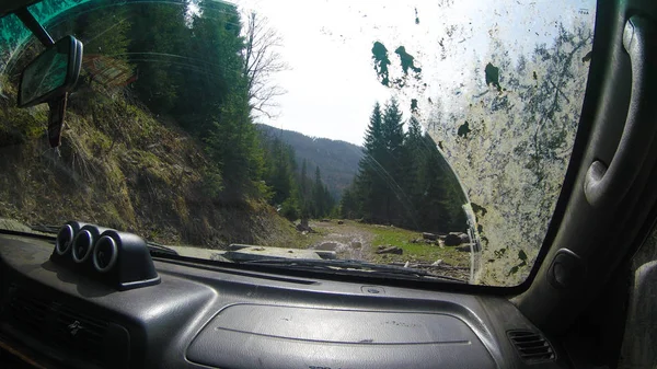 Araba penceresinden dağlara ve ormana bak. Offroa