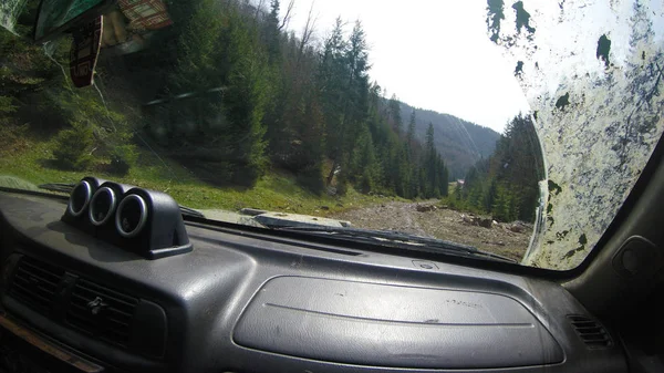 Widok z okna samochodowego na góry i Las. W offroa — Zdjęcie stockowe