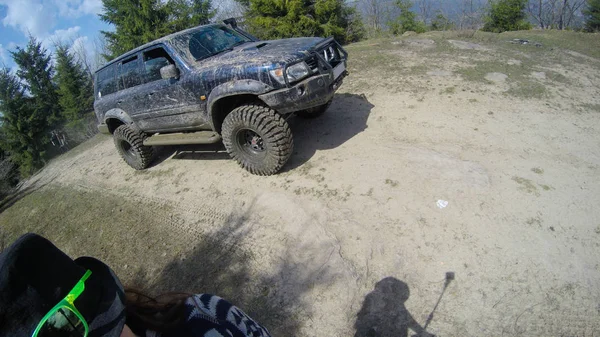 Offroad i ett träsk med bil i den gamla skogen. Ukrainska Carpathia — Stockfoto