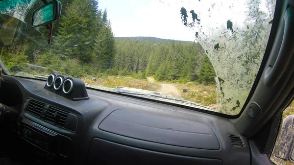 Vista desde la ventana del coche a las montañas y el bosque. Offroa. — Foto de Stock