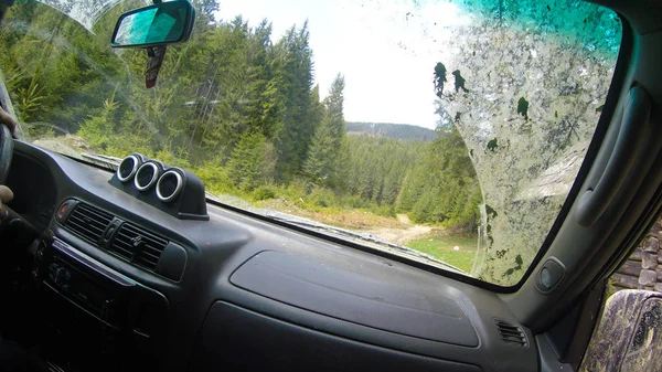 Utsikt från bilfönstret till bergen och skogen. Offroa — Stockfoto