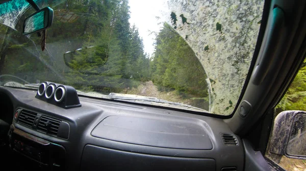 View from the car window to the mountains and the forest. Offroa — Stock Photo, Image